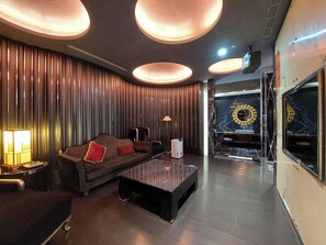 ห้องดีลักซ์สำหรับสี่ท่าน (run of house) | ห้องนั่งเล่น | ทีวีจอแอลอีดี 55 นิ้ว พร้อมช่องเคเบิล, ทีวี