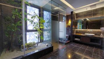 Chambre Galerie double (run of house) | Salle de bain | Douche cascade, séchoir à cheveux, serviettes fournies