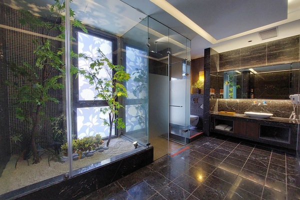 Gallery Double Room (run of house, Check in after 20:00PM) | Bathroom | Rainfall showerhead, hair dryer, towels