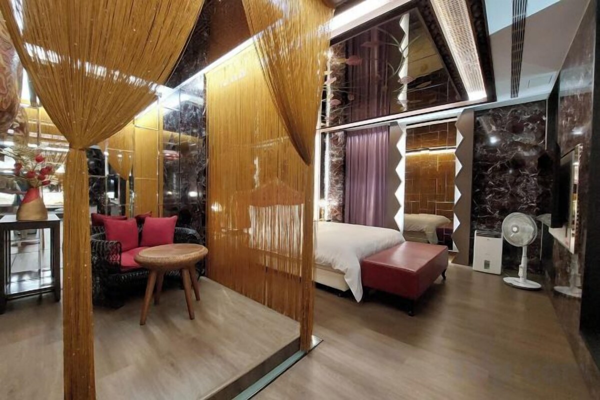 Minibar (free items), WiFi (free), bed sheets