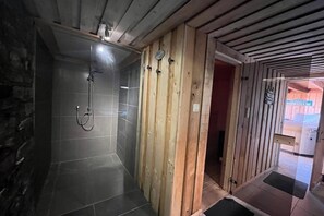 Kombination af bruser/badekar, bidet