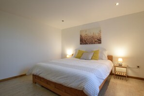 3 bedrooms, travel crib