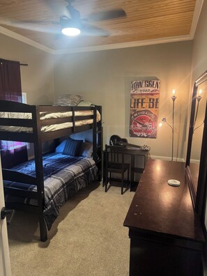 3 bedrooms, desk, iron/ironing board, free WiFi