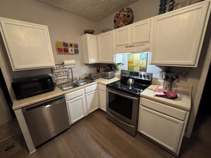 Frigorífic, microones, forn i placa de cuina 