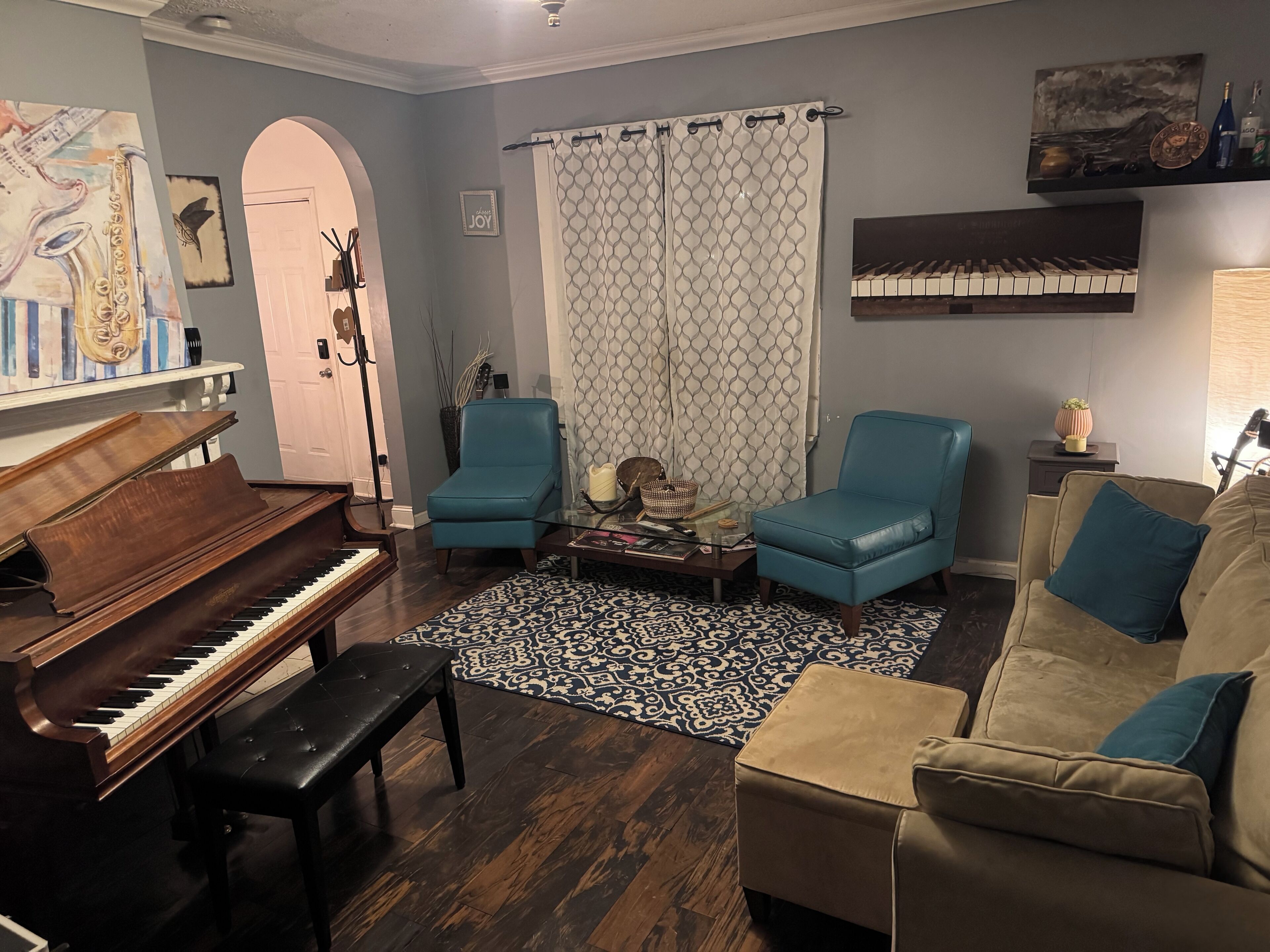 TV connectée, livres, chaîne hi-fi