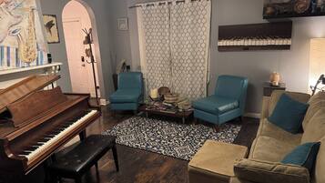 TV connectée, livres, chaîne hi-fi