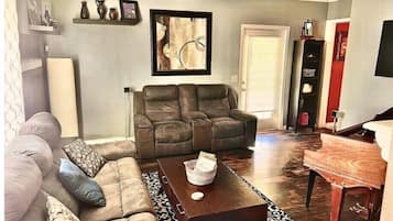 Smart-tv, boeken en een stereo