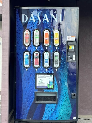 Ein DASANI-Getränkespender mit verschiedenen Auswahlmöglichkeiten, darunter Coca-Cola, Sprite, Fanta und Powerade.
