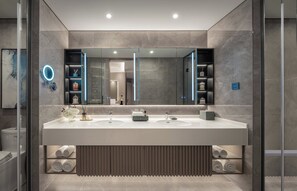 Condo ejecutivo | Baño | Regadera tipo lluvia, amenidades de baño gratuitas, secadora de cabello 