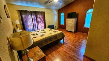 5 bedrooms, iron/ironing board, WiFi, bed sheets