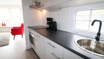 Réfrigérateur, four à micro-ondes, surface de cuisson, cafetière-théière