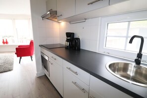 Kylskåp, mikrovågsugn, spishäll och kaffe- och tebryggare