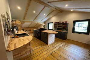Fridge, oven, stovetop, dishwasher