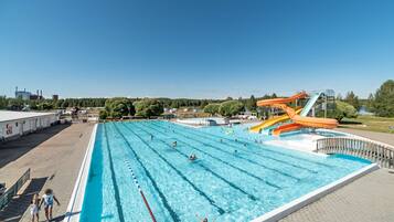 Una piscina al aire libre de temporada