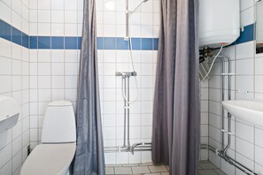 Deluxe-Ferienhütte, 2 Schlafzimmer, Nichtraucher | Badezimmer | Dusche, Toilettenpapier