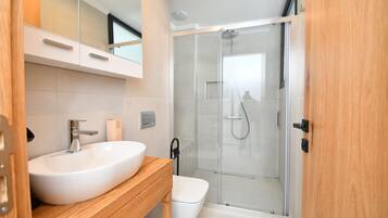 Dusche, Haartrockner, Hausschuhe, Bidet