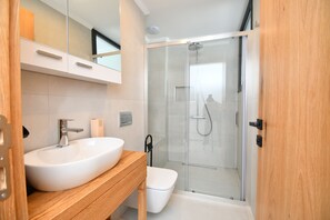 Shower, hair dryer, slippers, bidet - Blue Point Hotel (Bodrum)