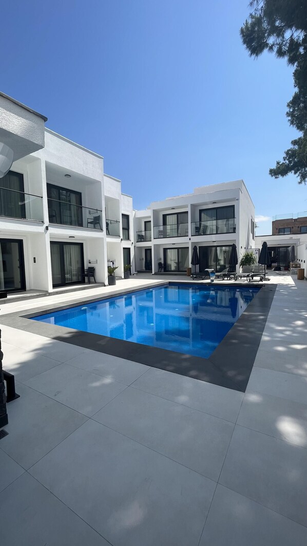 حمّام سباحة خارجي، مقاعد للتشمس