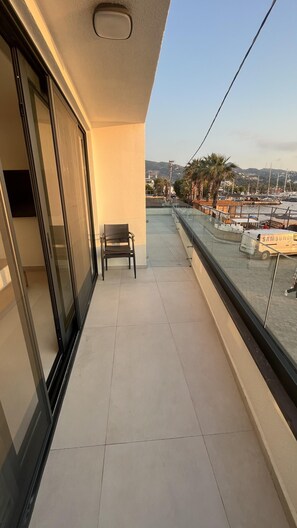 办公桌、笔记本电脑工作区、隔音、免费 WiFi