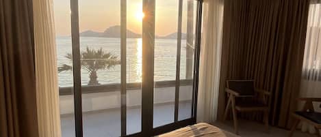 Escritorio y espacio para trabajar con laptop