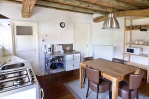 Réfrigérateur, micro-ondes, plaque de cuisson, cafetière/bouilloire