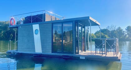 Modern houseboat for up to 5 people on the Havel without a license