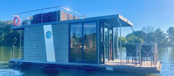 Modern houseboat for up to 5 people on the Havel without a license