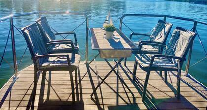 Modern houseboat for up to 5 people on the Havel without a license