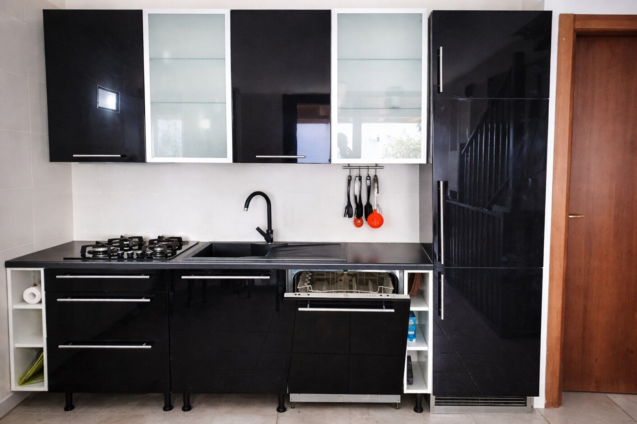 Frigorifero, piano cottura, lavastoviglie, tavolo da pranzo