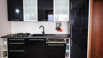 Frigorifero, piano cottura, lavastoviglie, tavolo da pranzo