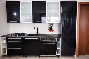 Réfrigérateur, plaque de cuisson, lave-vaisselle, tables à manger