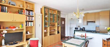 Refrigerador, horno, placa de cocina, mesa de comedor