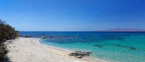 På stranden och solstolar