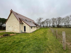 Exterior - Charming Cottage near Le Mans with Spacious Yard, Wood Stove, and Modern Amenities (Saint-Georges-du-Rosay)