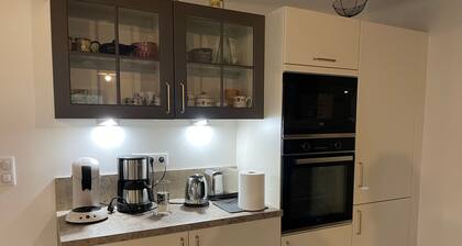 Gßte de charme prÚs du Mans, tout équipé avec espace extérieur, garage, et confort moderne