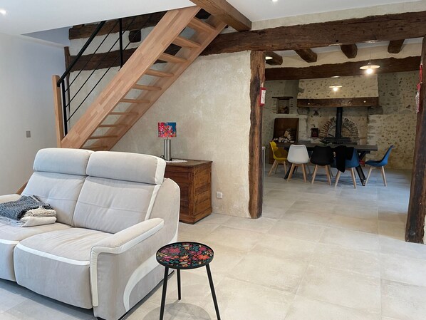 TV - Charming Cottage near Le Mans with Spacious Yard, Wood Stove, and Modern Amenities (Saint-Georges-du-Rosay)