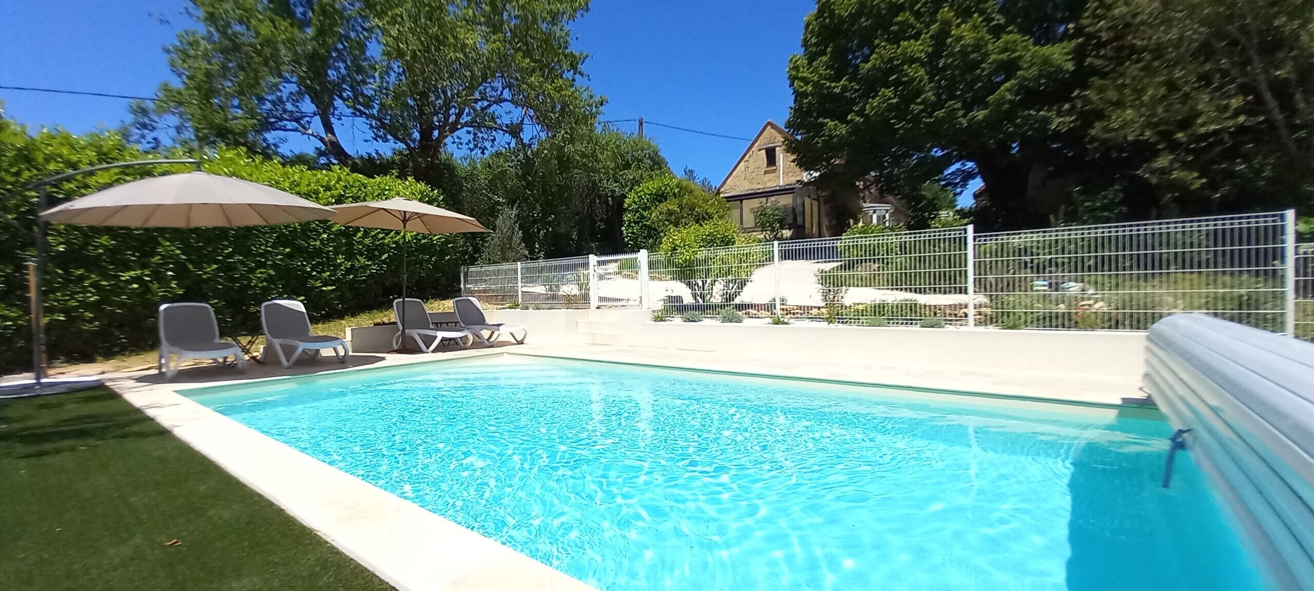 Piscina a l'aire lliure i piscina climatitzada 