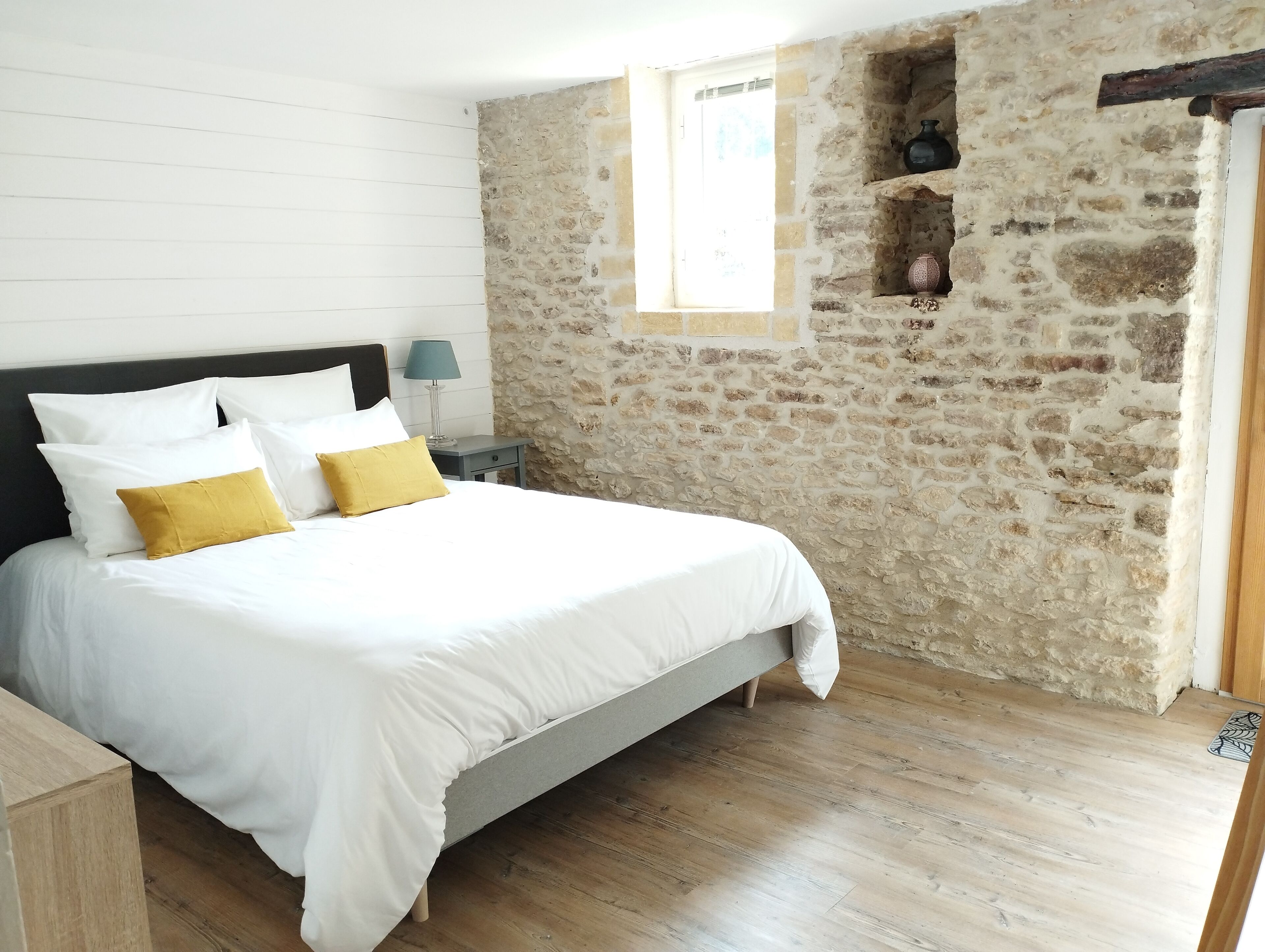 4 dormitoris, escriptori i planxa i posts de planxar 