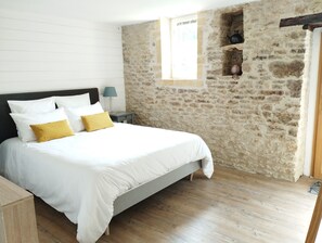 4 soverom, skrivebord, strykejern/-brett og reiseseng for barn