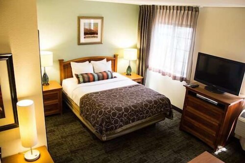 Adventure Trip! Minutes’ Walk from Thomas Jefferson Park! 2 Spaces, Onsite Pool!
