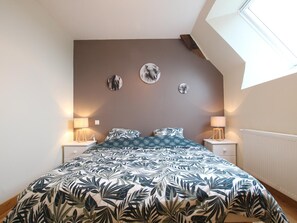 4 bedrooms, desk, free WiFi