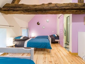 4 bedrooms, desk, free WiFi