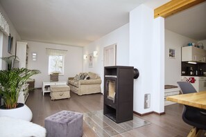 Fernseher, Kamin, DVD-Player, Stereoanlage