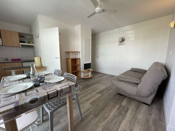 TV - 2-room apt with balcony in La Rochelle (La Rochelle)