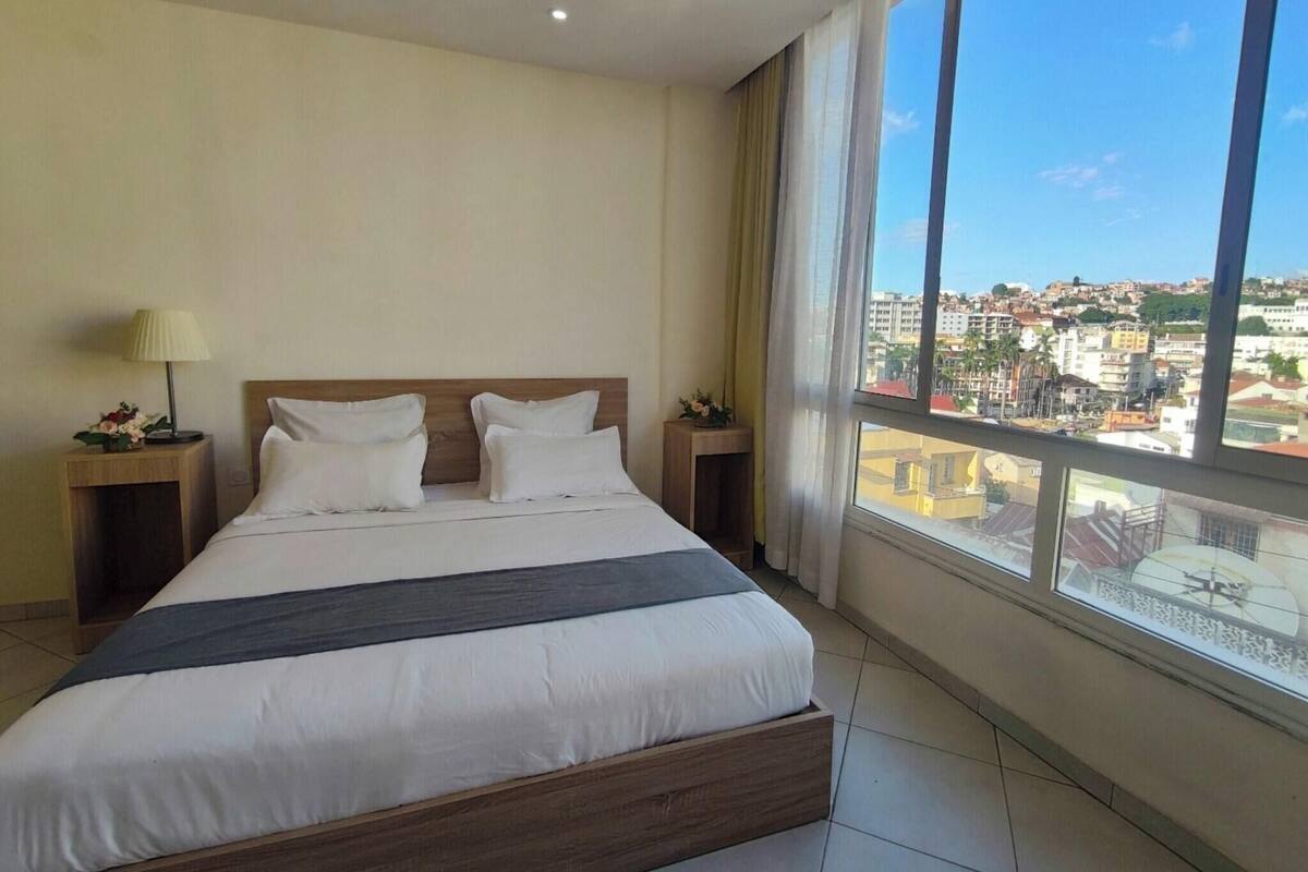 Luxe beddengoed, een kluis op de kamer, een bureau, een laptopwerkplek