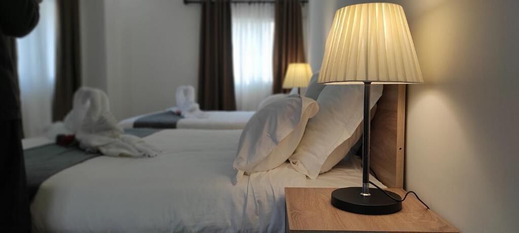 Ropa de cama de alta calidad y caja de seguridad en la habitación 
