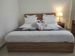 Ropa de cama de alta calidad y caja de seguridad en la habitación 