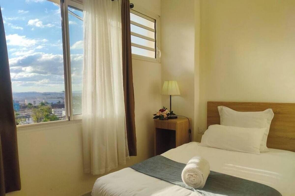 Luxe beddengoed, een kluis op de kamer, een bureau, een laptopwerkplek