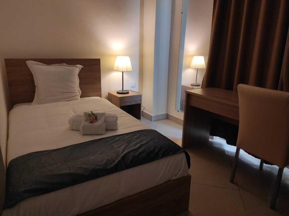 Ropa de cama de alta calidad y caja de seguridad en la habitación 
