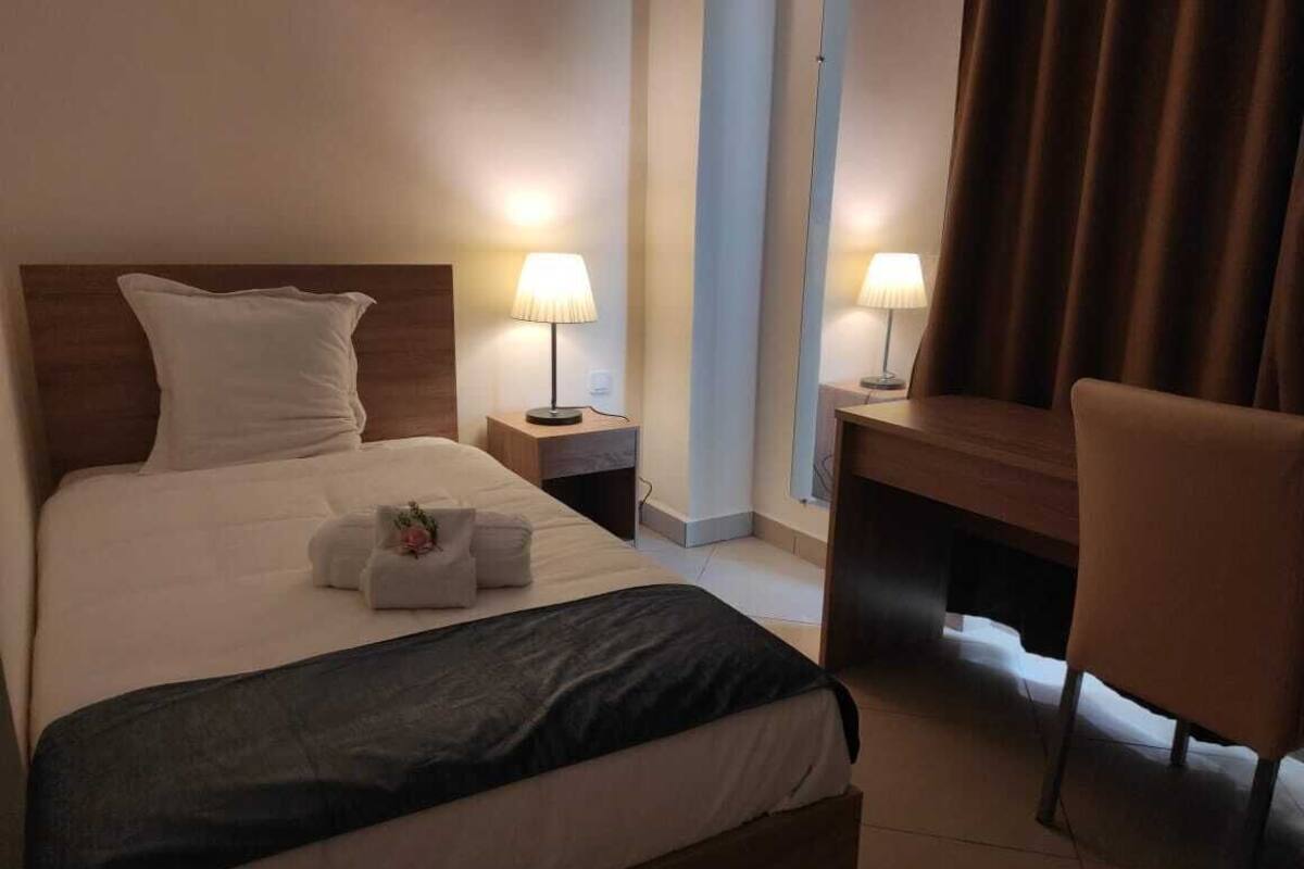 Ropa de cama de alta calidad y caja de seguridad en la habitación